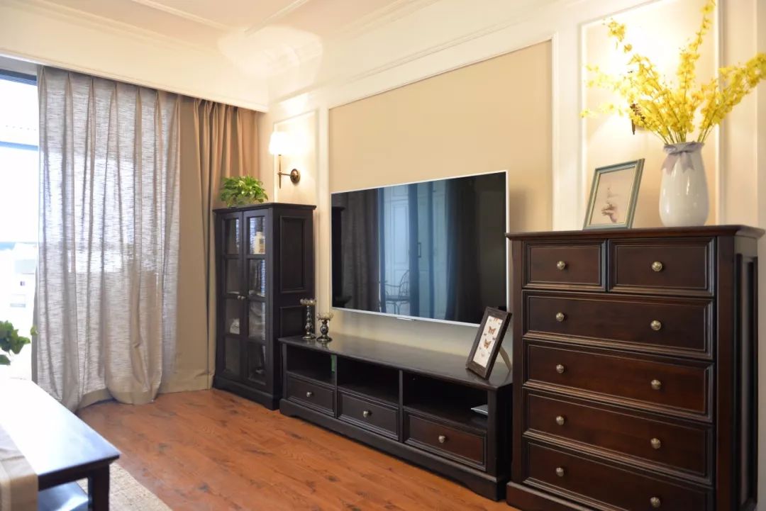 在电视柜两侧摆放成品斗柜收纳,也可以提供客厅的储物摩能.