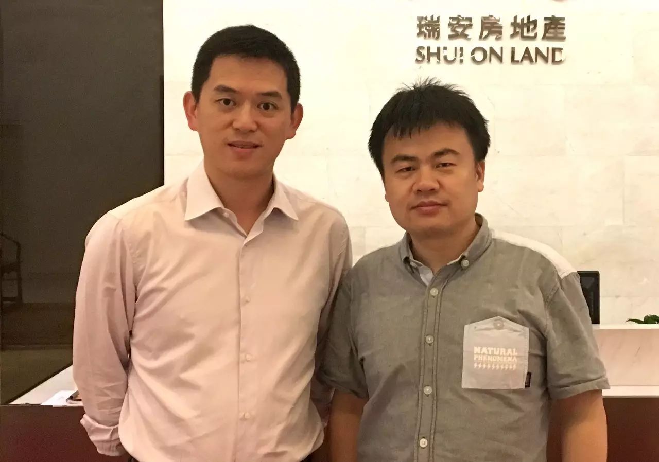 瑞安房地产执行董事郭庆(左)和王恒嘉主编对话后合影